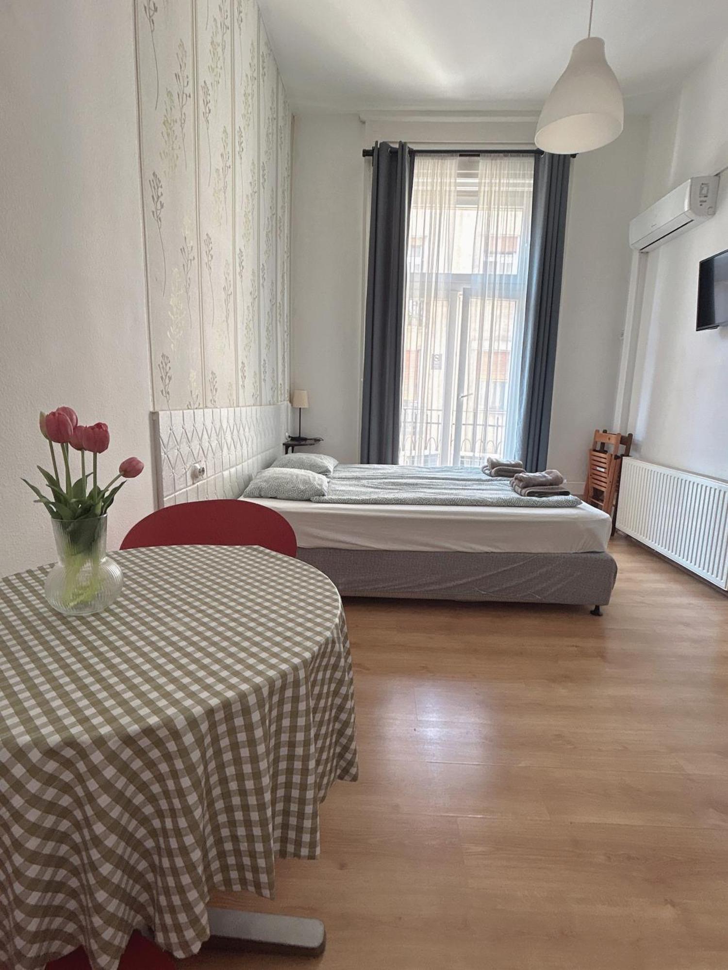 11# Sunflower Cozy Apartment Будапеща Екстериор снимка